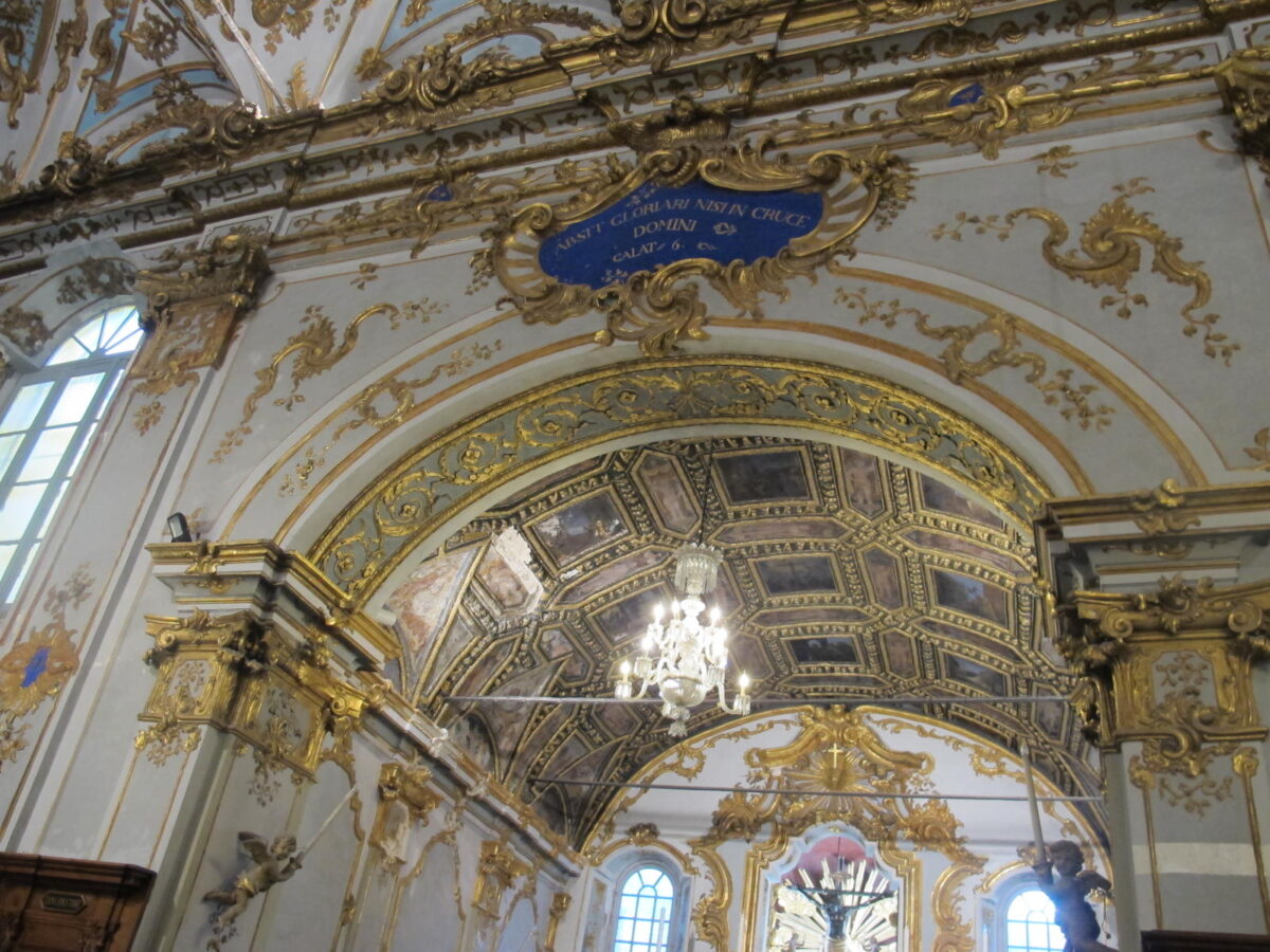 06 La chapelle possede un decor baroque peint sculpte stupe et dore