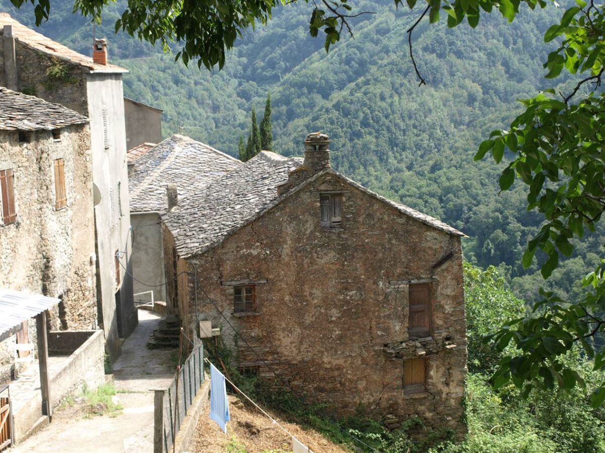 13 Village avec ses vieilles maisons de maitres