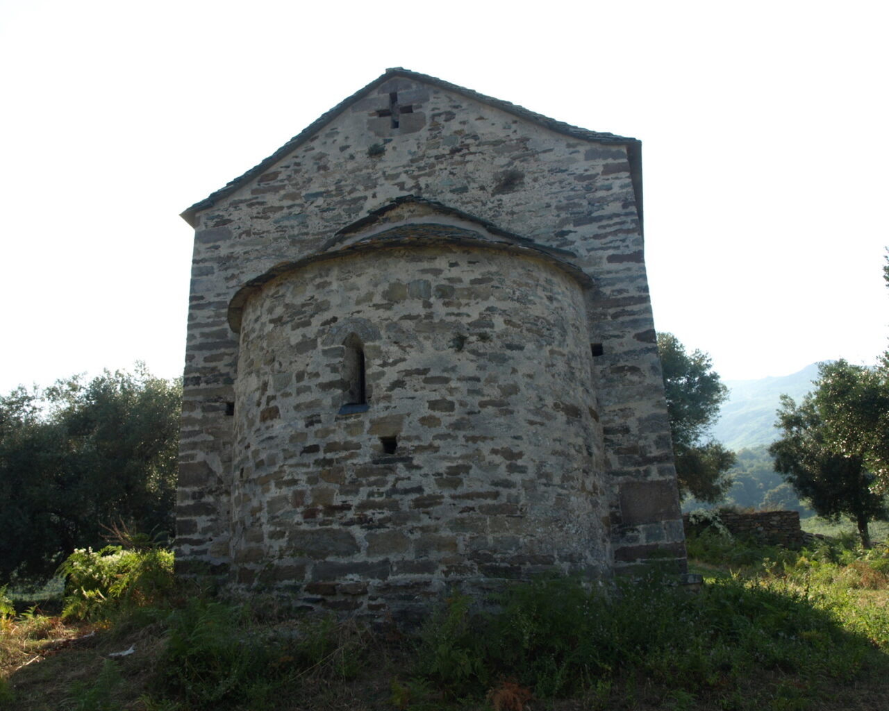 23 La chapelle possede une abside