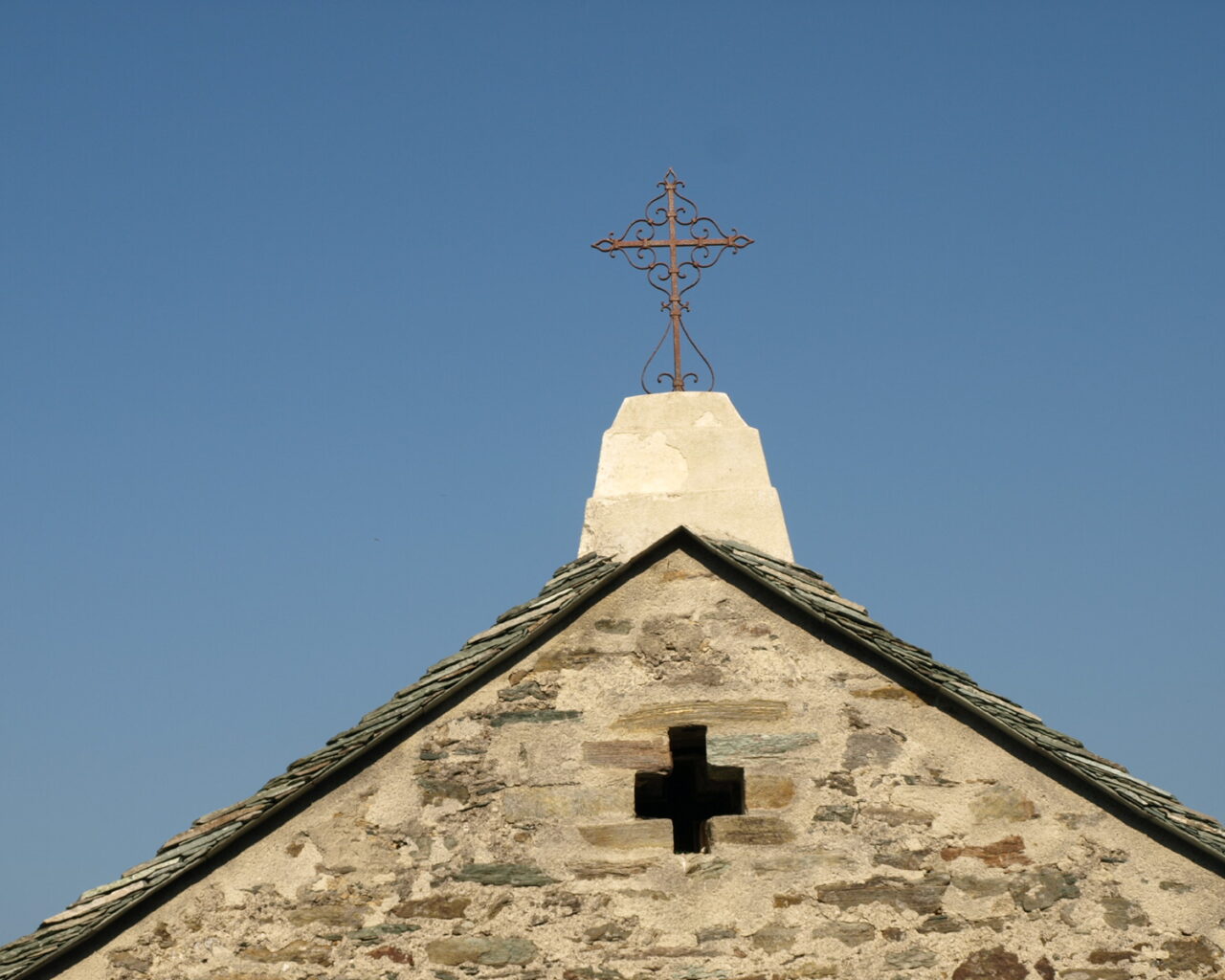 26 La croix qui surmonte la chapelle