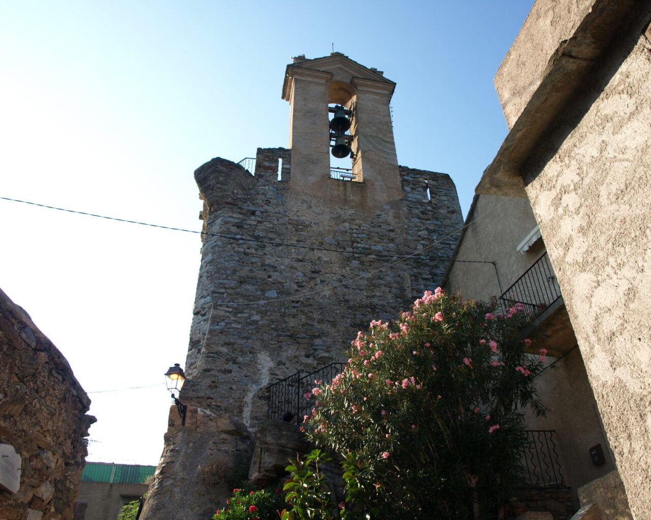 35 Le clocher qui surmonte la tour Paoline