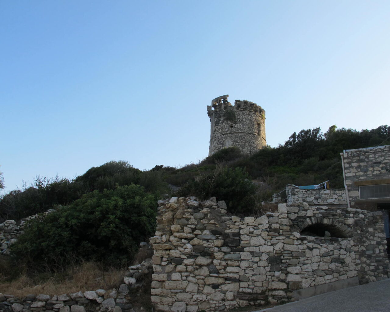04 Le petit village et la mer domines par la tour