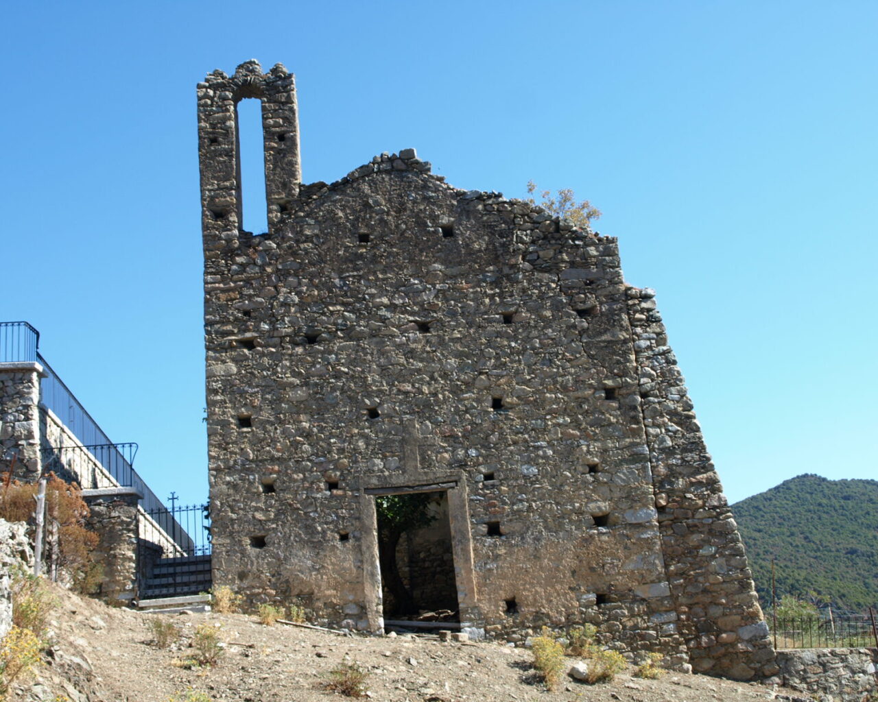 04 La chapelle en ruine