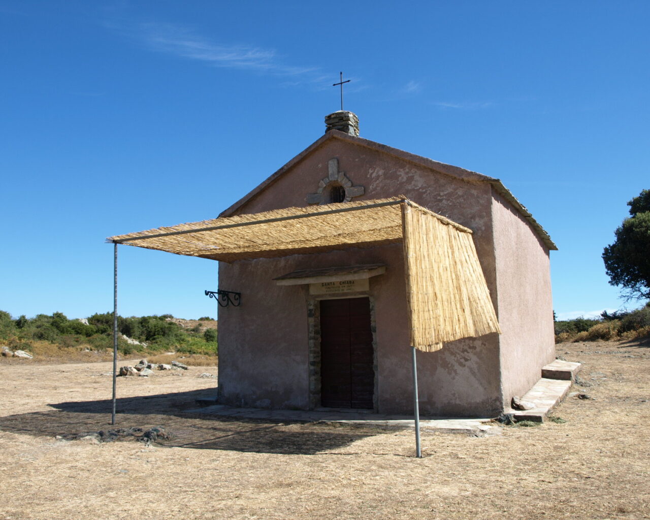 05 La chapelle nichee sur un plateau