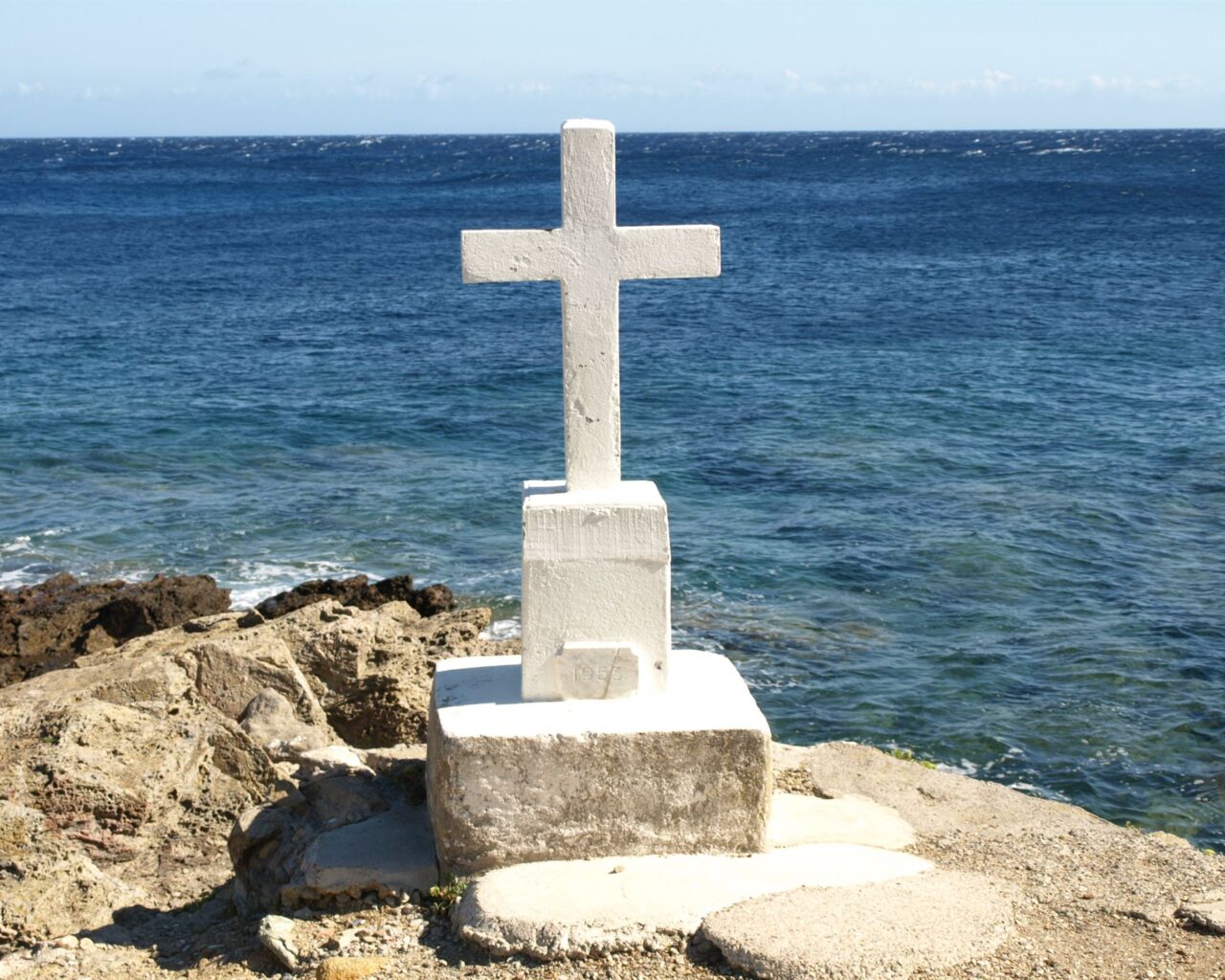 08 La croix blanche esty situee sur le rivage