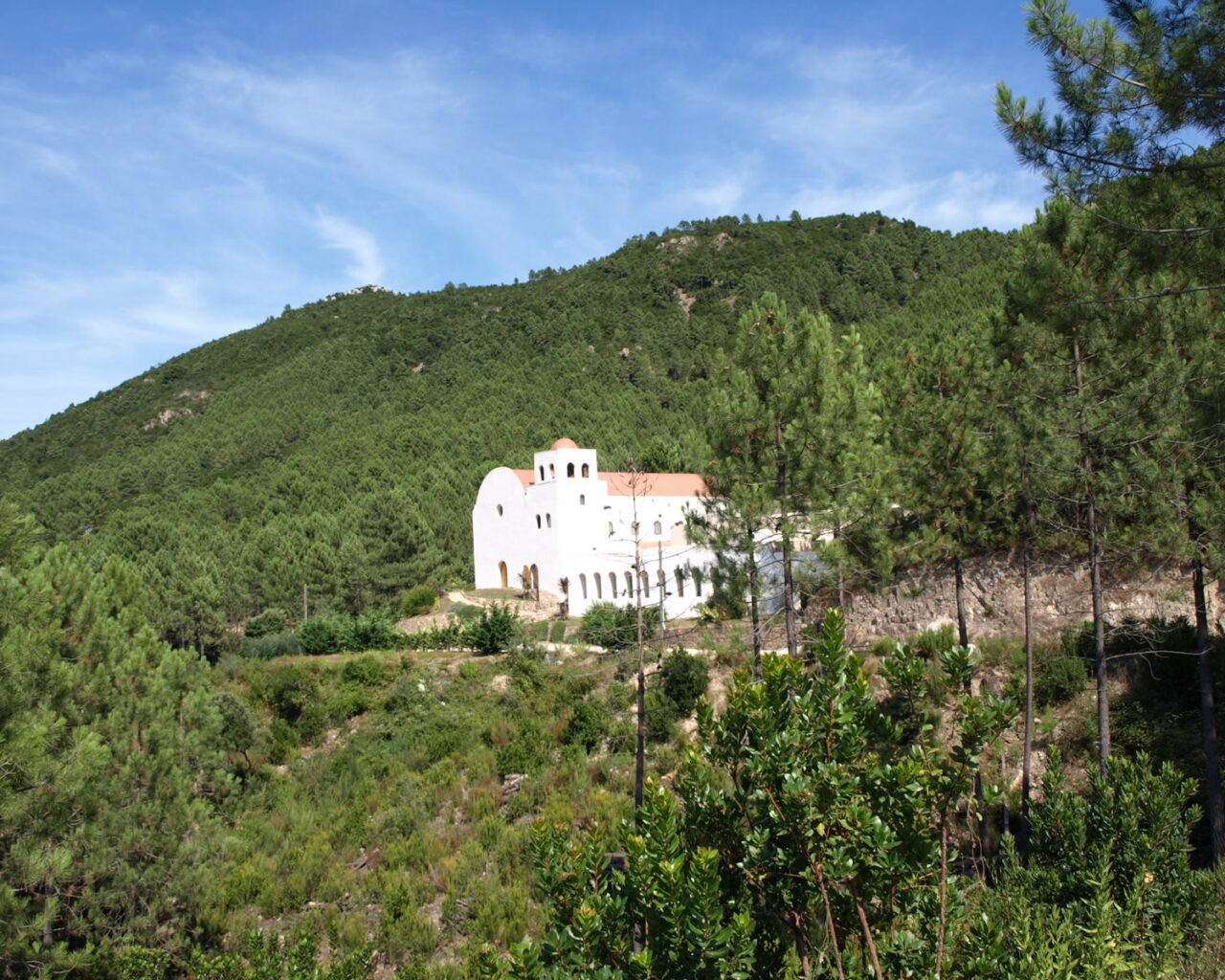 08 Le monastere se situe au pied du Monte Santu