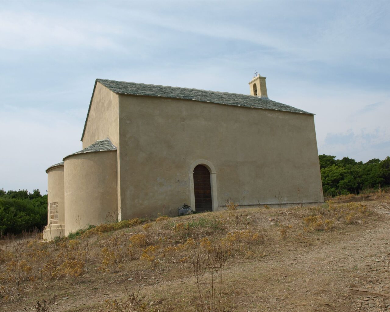 14 La chapelle romane de Santa Maria avec sa double abside