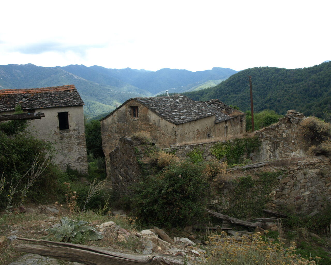 15 Le hameau de Sorbello est quasi abandonne.