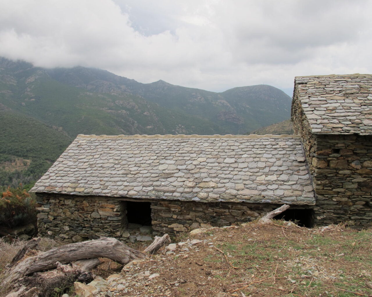 20 La chapelle est isolee a 523 m daltitude