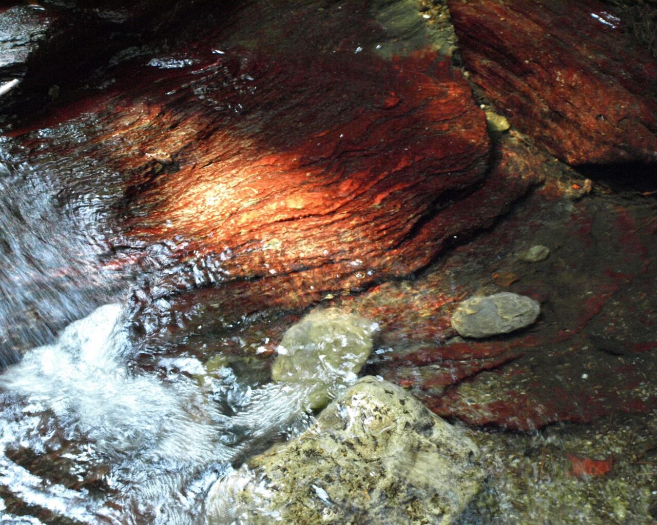 21 Roche rouge dans le ruisseau de Guadone