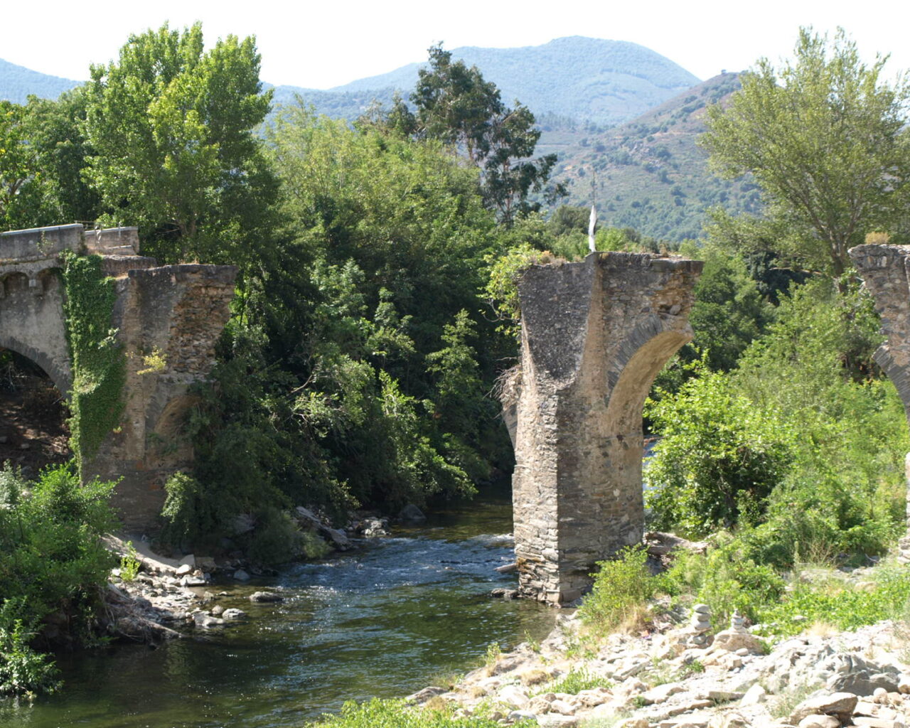 22 Le pont genois reliant les deux rives du Golo a Ponte Novu