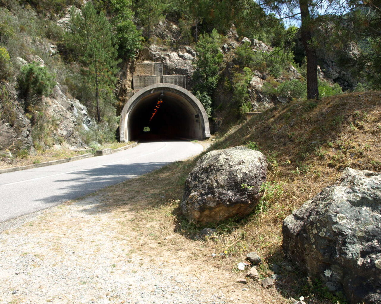 36 Le tunnel du defile de lInzecca