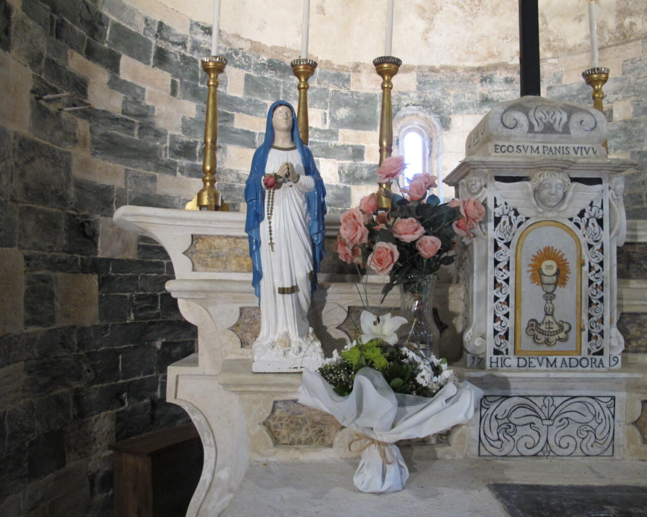 47 Le tabernacle datant de 1719 est en marbre de Carrara