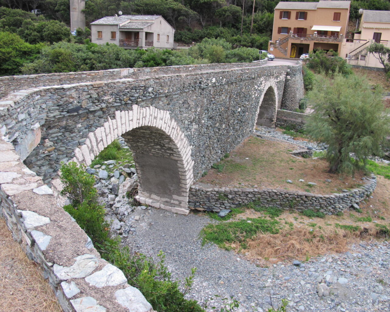 51 Pont genois ou romain a deux arches a la marine de Negru