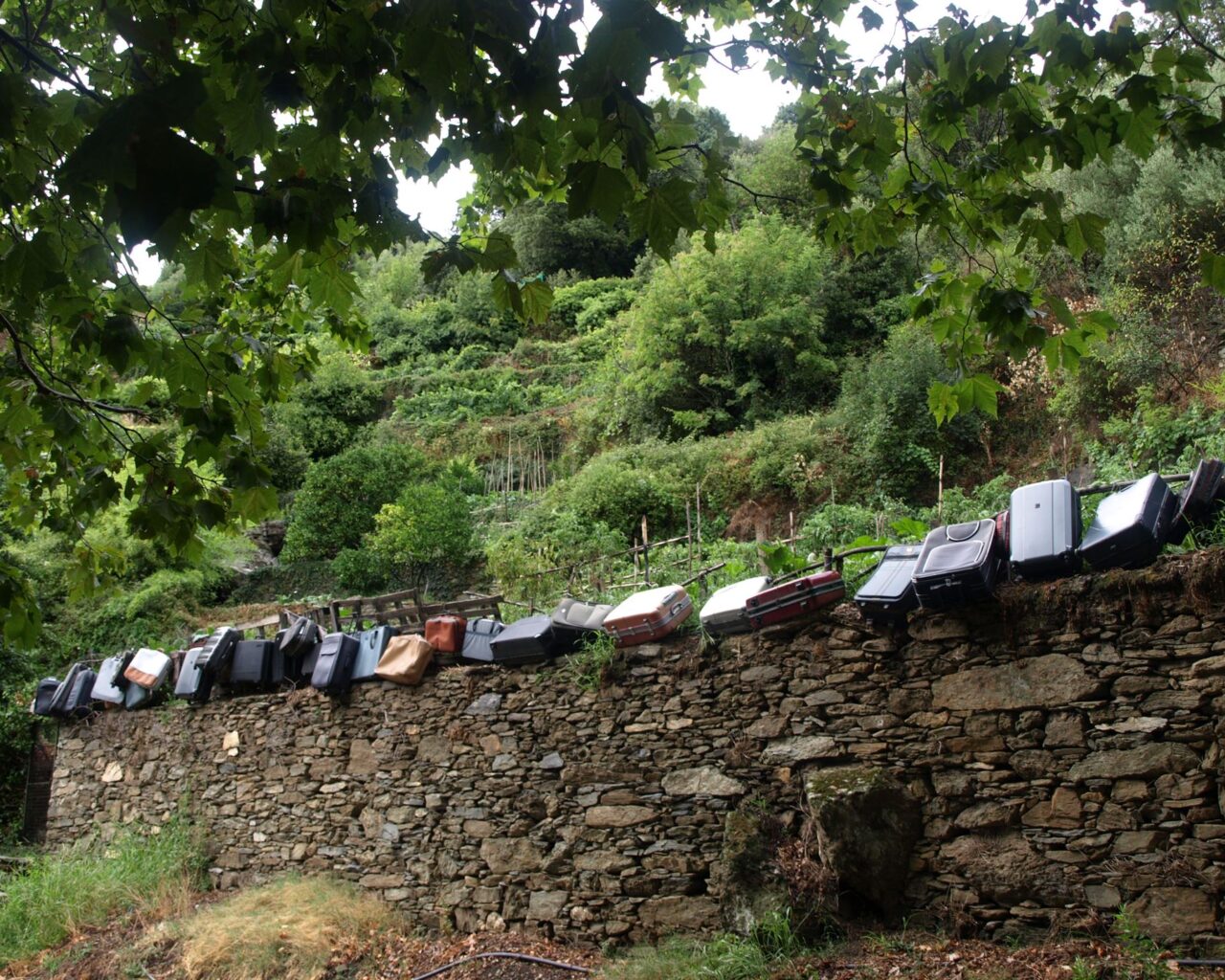 64 Cloture de valises sur la route de San Martino di Lota