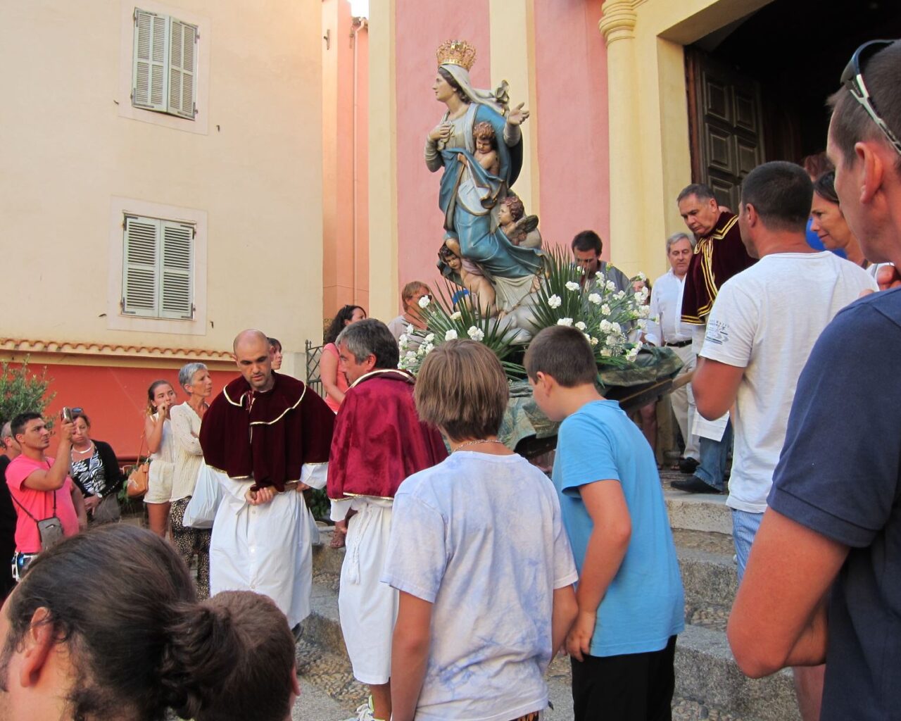 14 Procession du 15 aout depuis lEglise Sainte Marie Majeure de Calvi