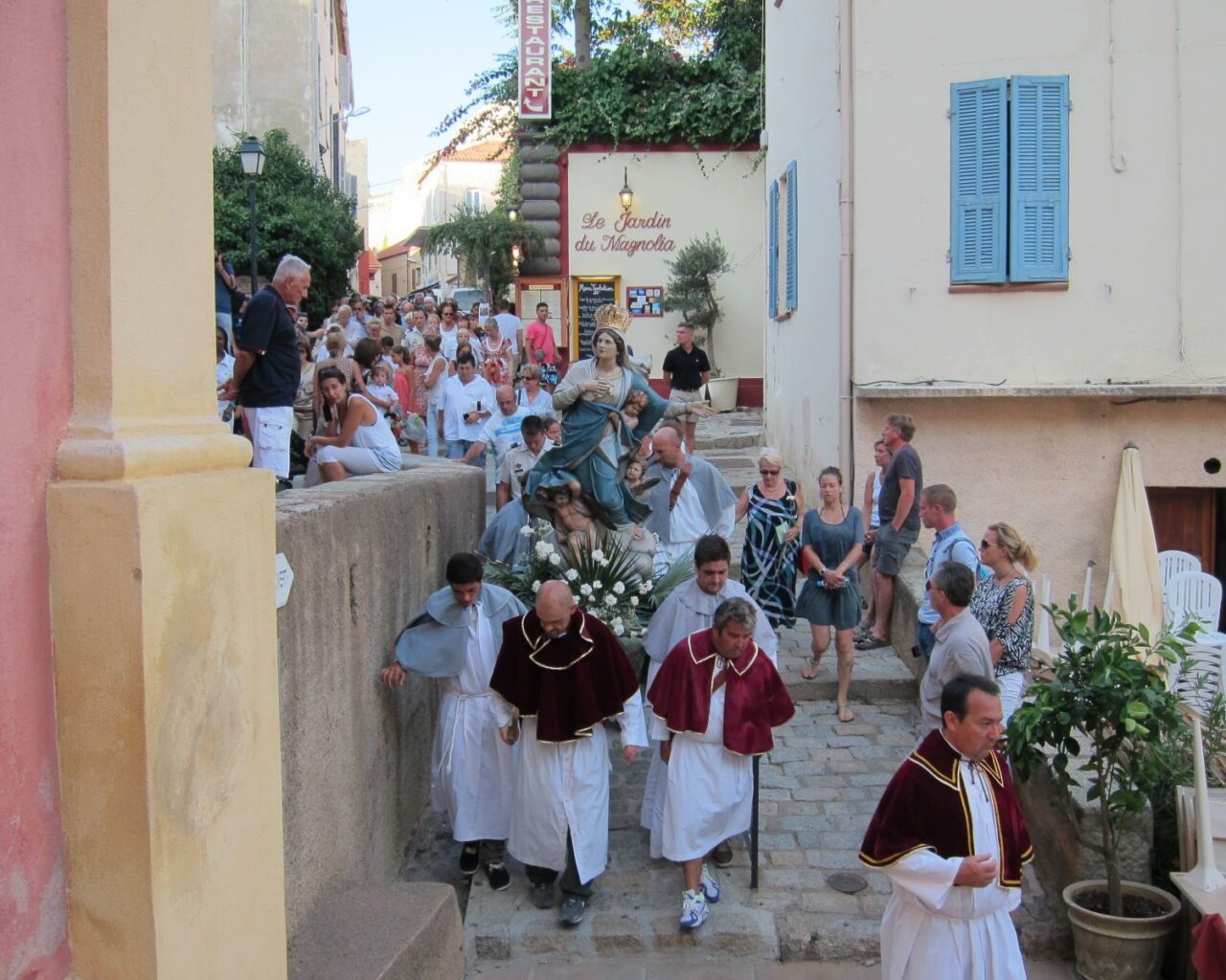 18 Procession du 15 aout depuis lEglise Sainte Marie Majeure de Calvi