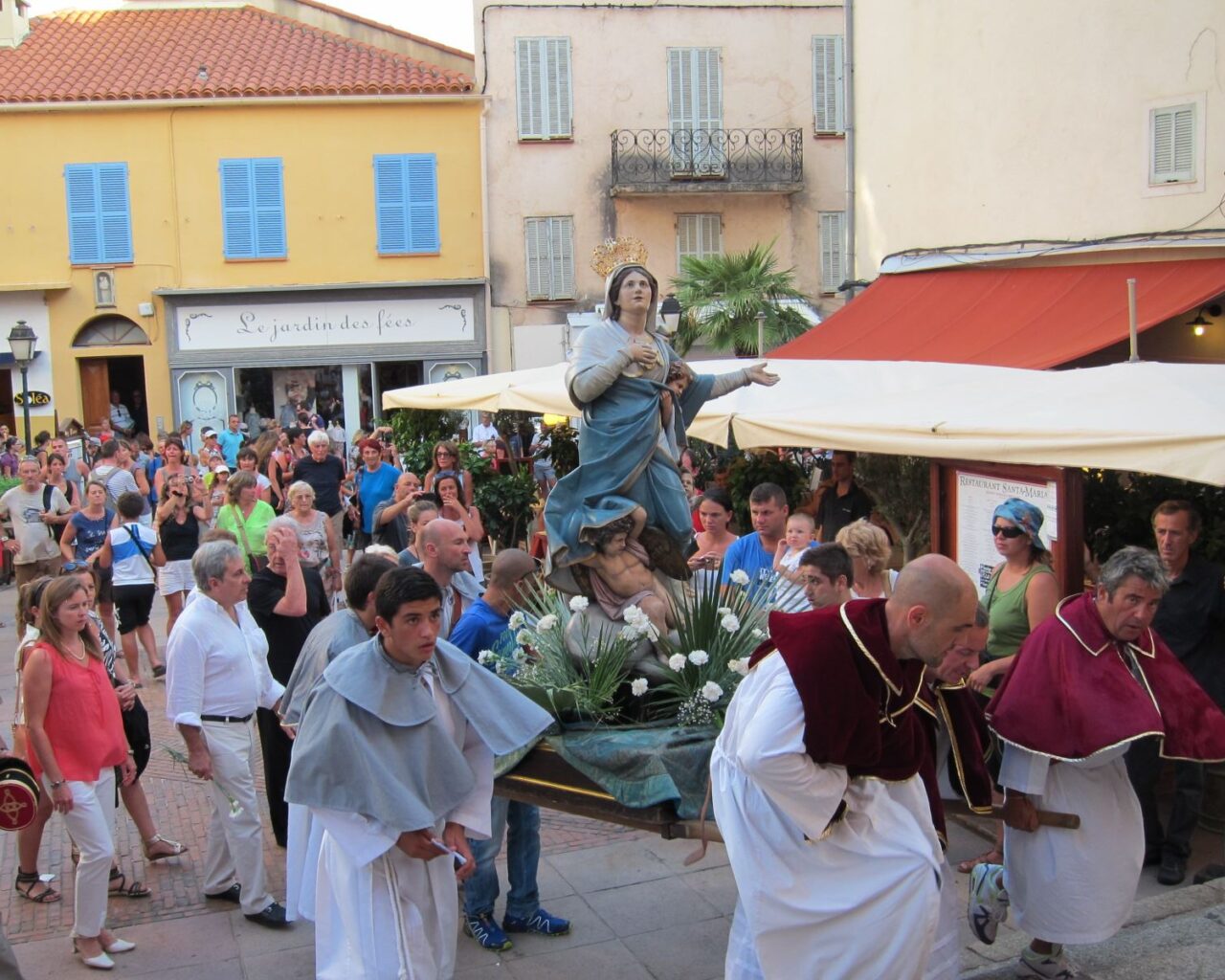 19 Procession du 15 aout depuis lEglise Sainte Marie Majeure de Calvi