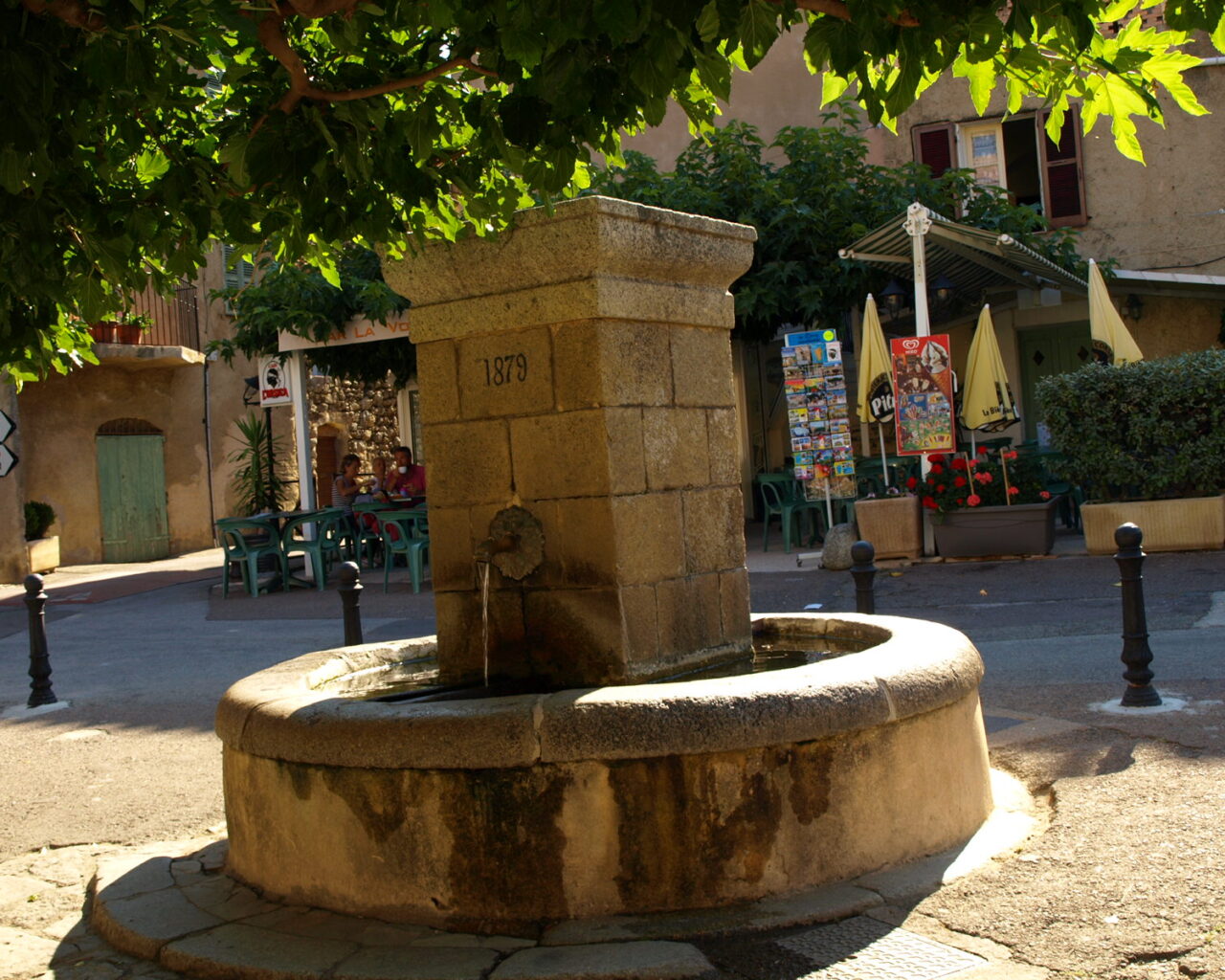 03 Fontaine de la place a Speloncato