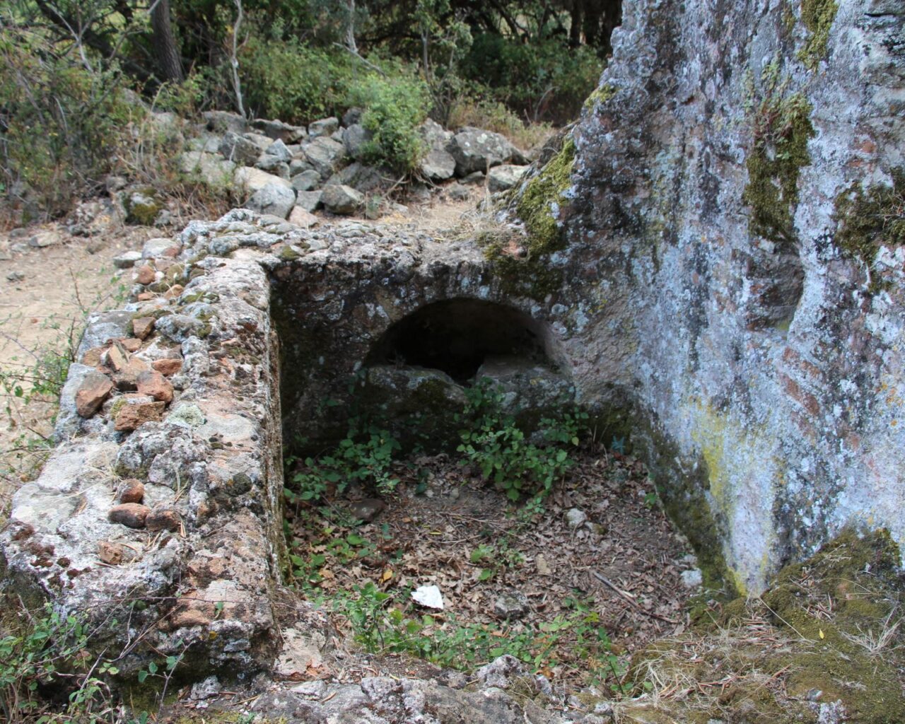 13 Restes des thermes edifies par les romains au lieu dit I Bagni