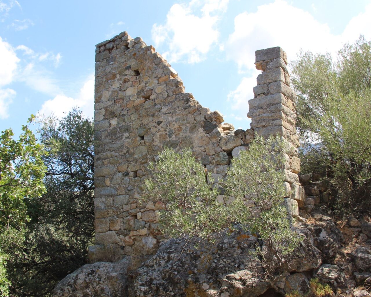 20 Ruines des tours fortifiees des Xeme et XVeme siecle