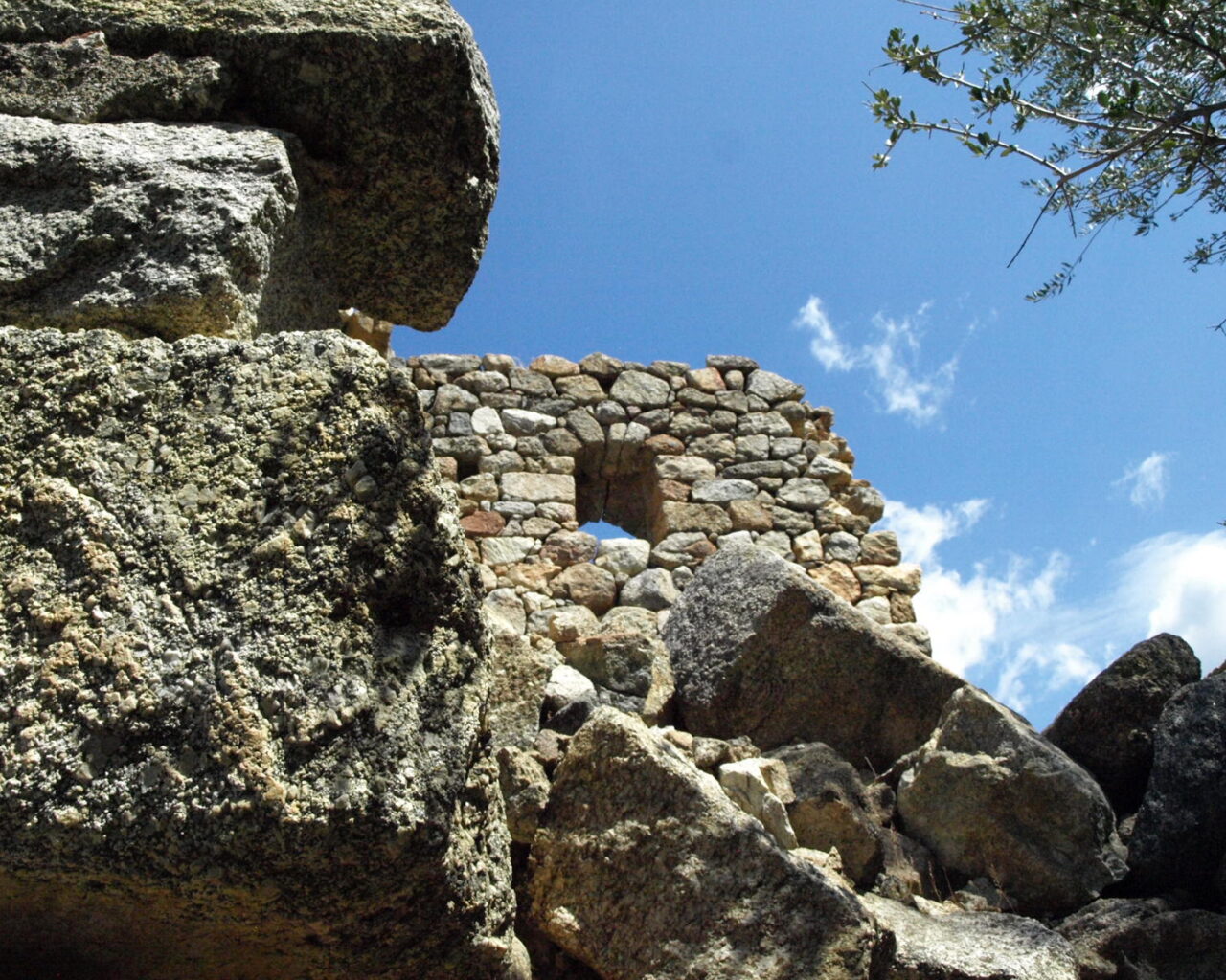 21 Ruines des tours fortifiees des Xeme et XVeme siecle