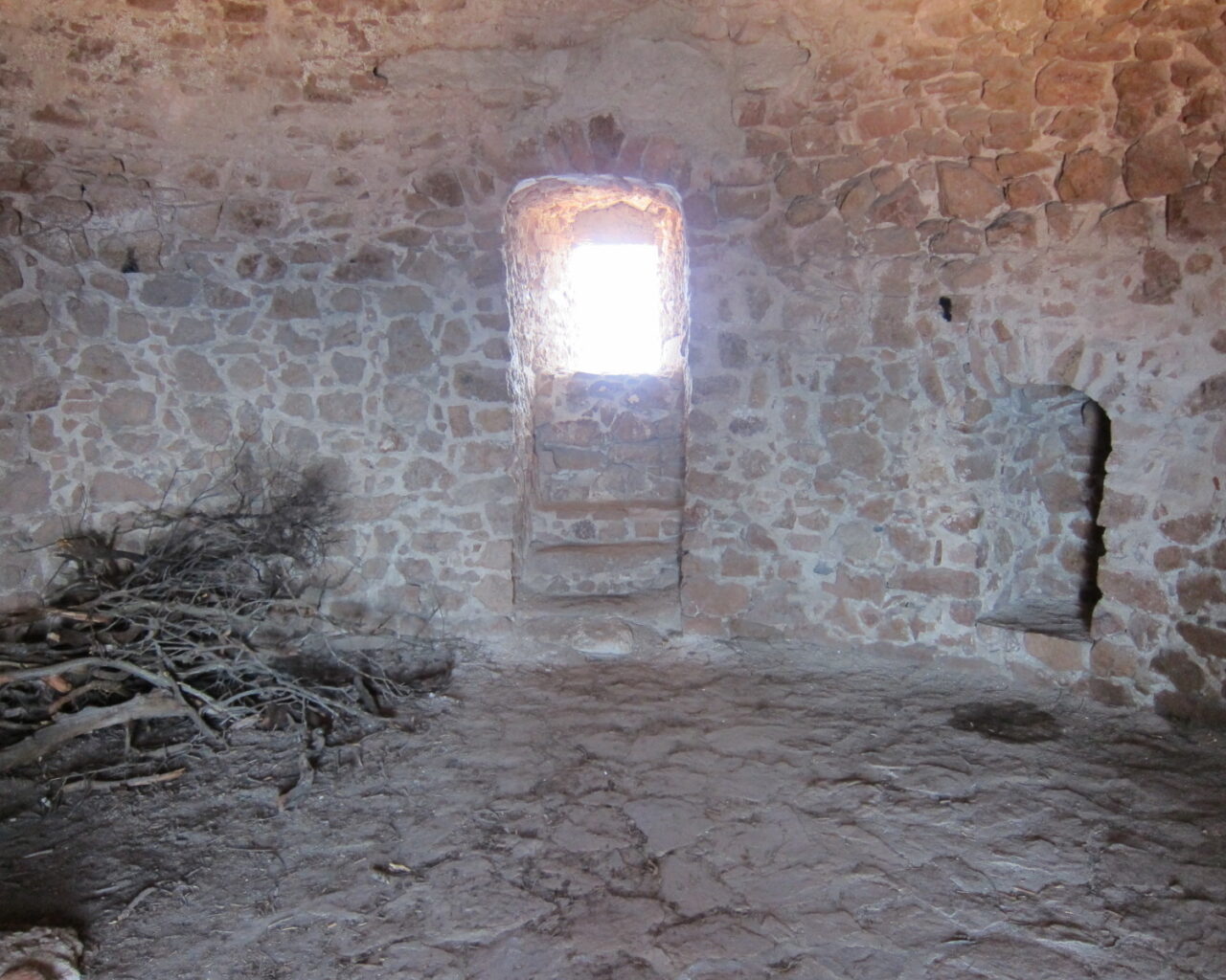 10 Un escalier de pierre permet de rentrer dans la tour