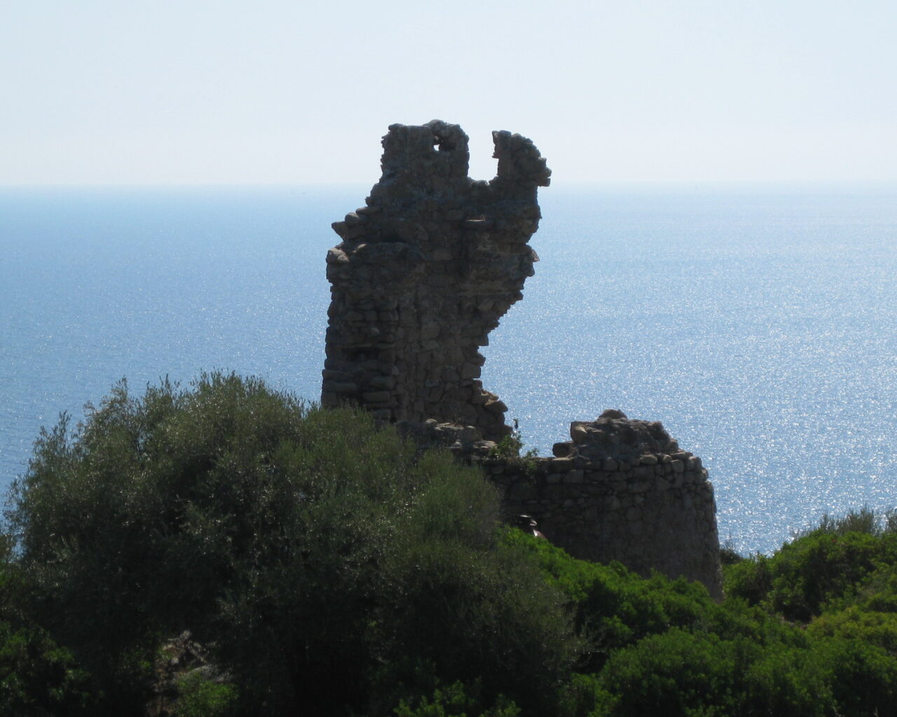 10 La tour en ruine domine le golfe de Tiuccia