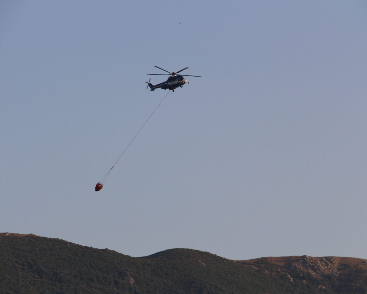 008 Hélicoptère bombardier d'eau