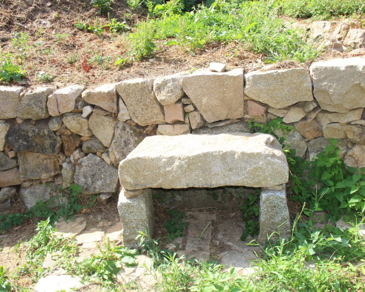 18 Un petit banc en pierre