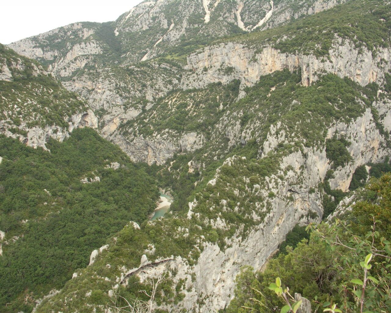 01 Les gorges du Verdon se présentent en de gigantesques falaises de roches calcaires