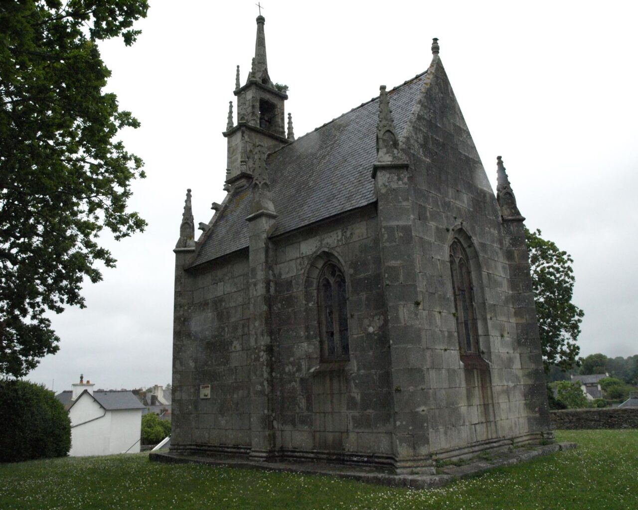 02 Chapelle du Calvaire, sur la base de la tour de l'ancien château