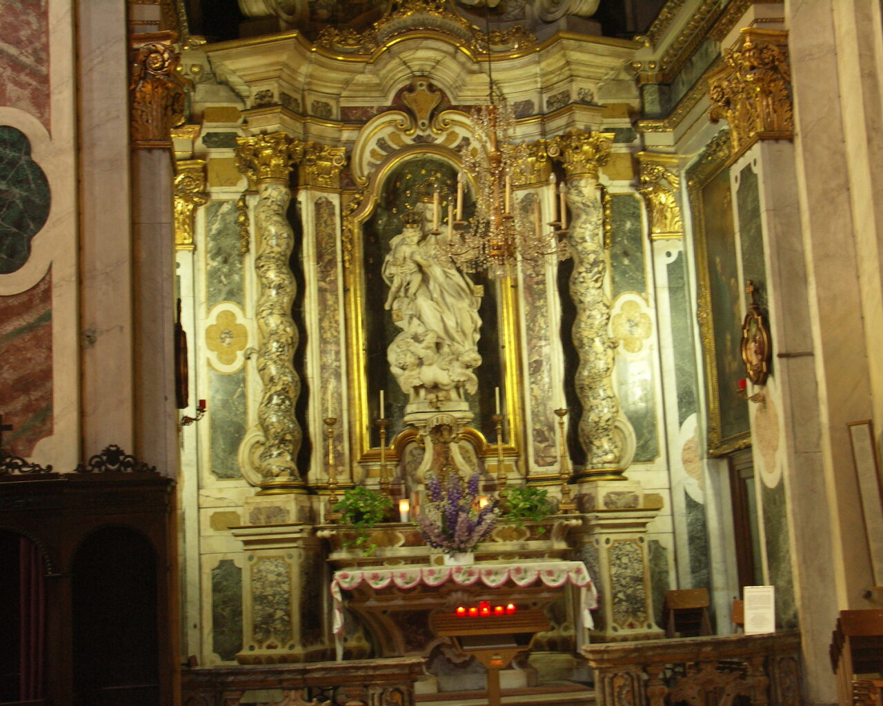 06 La chapelle Sainte Rita. Décor baroque