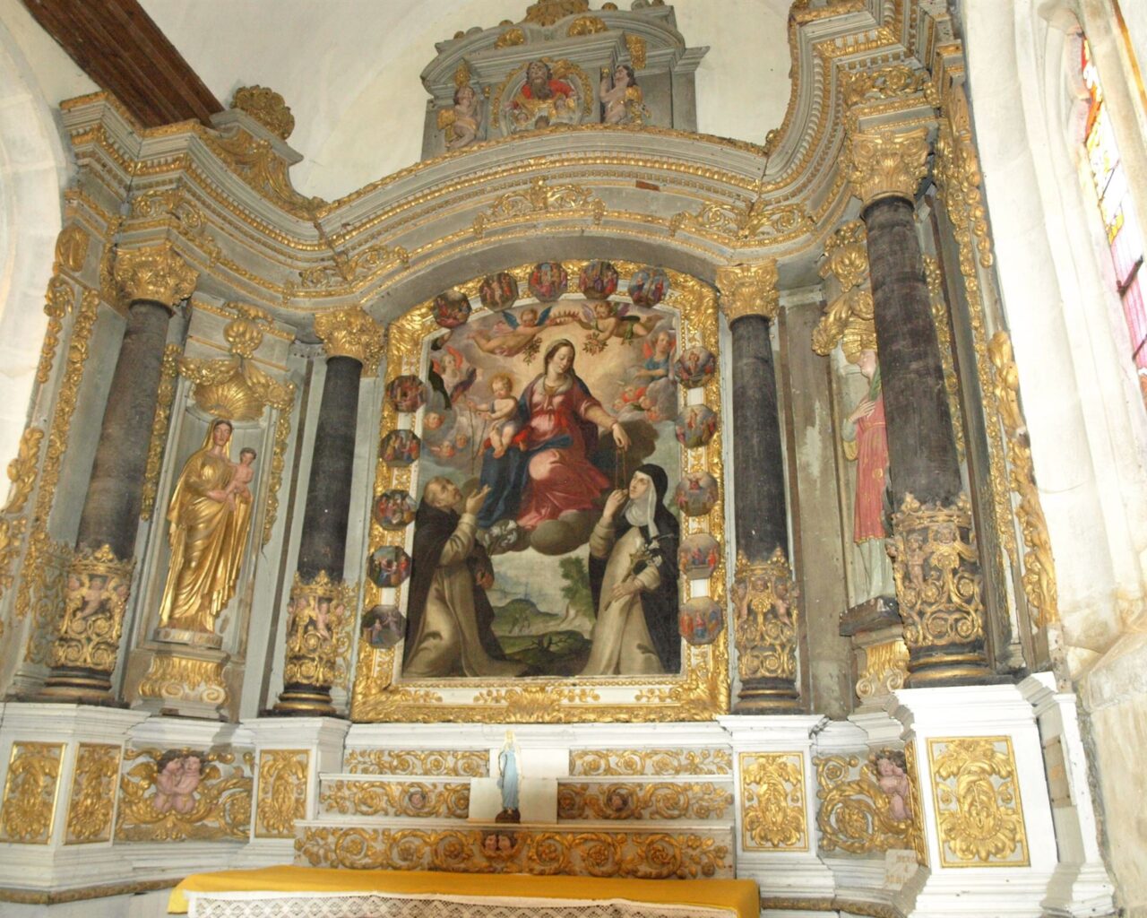 06 L'autel de l'église Sainte Catherine