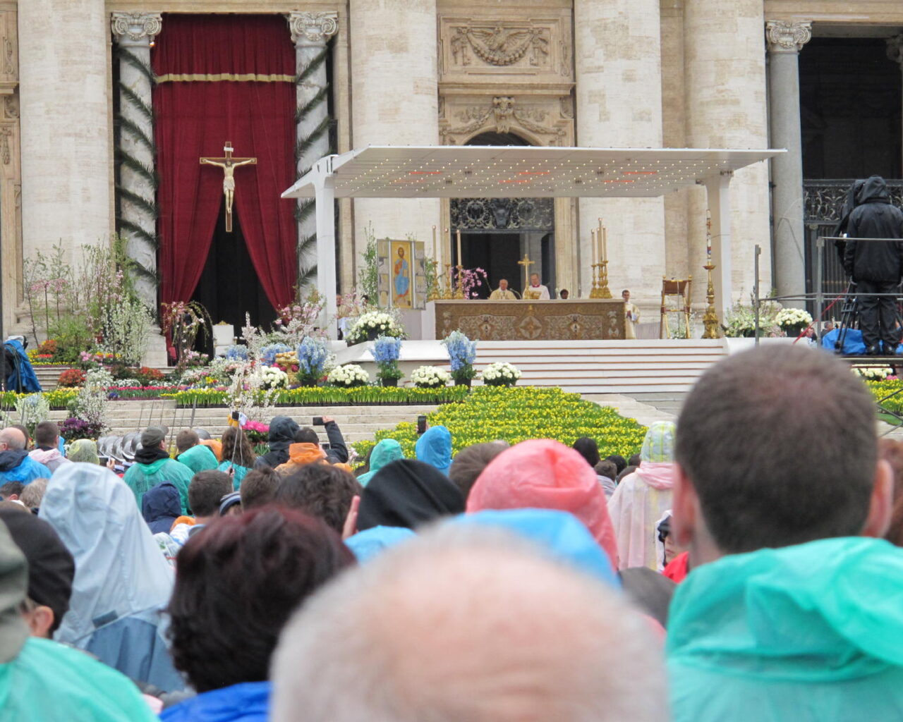 06 Le Pape a célébré la messe sur le parvis