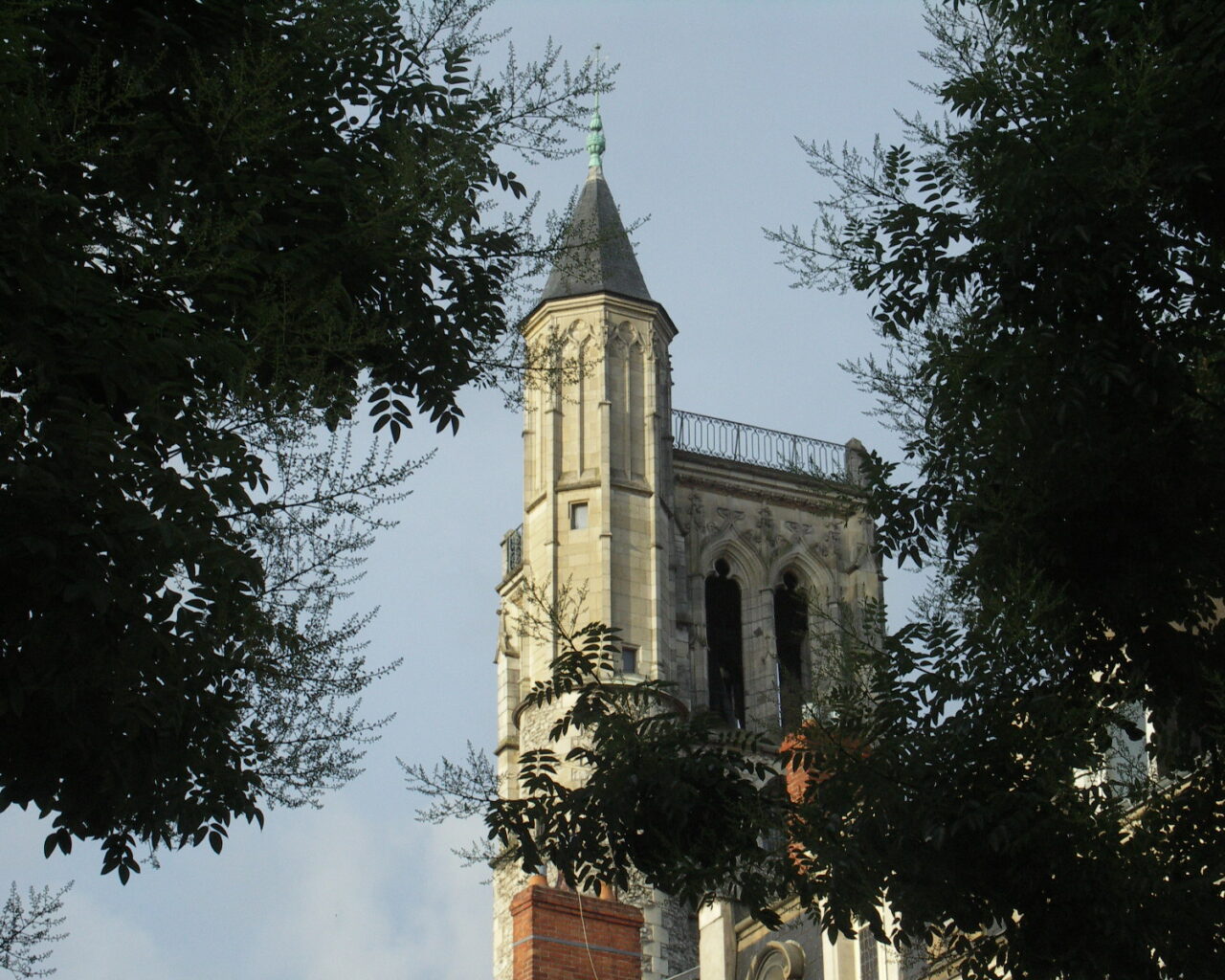 07 Le Beffroi, haute tour carrée, a été construit par le Maître Macon Colin Galier de 1445 à 1453