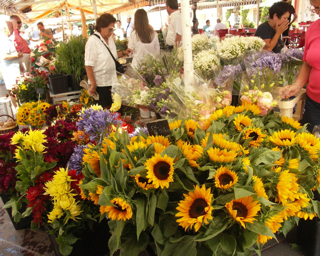 10 Le Cours Saleya où chaque jour s'y tient le célèbre marché aux fleurs