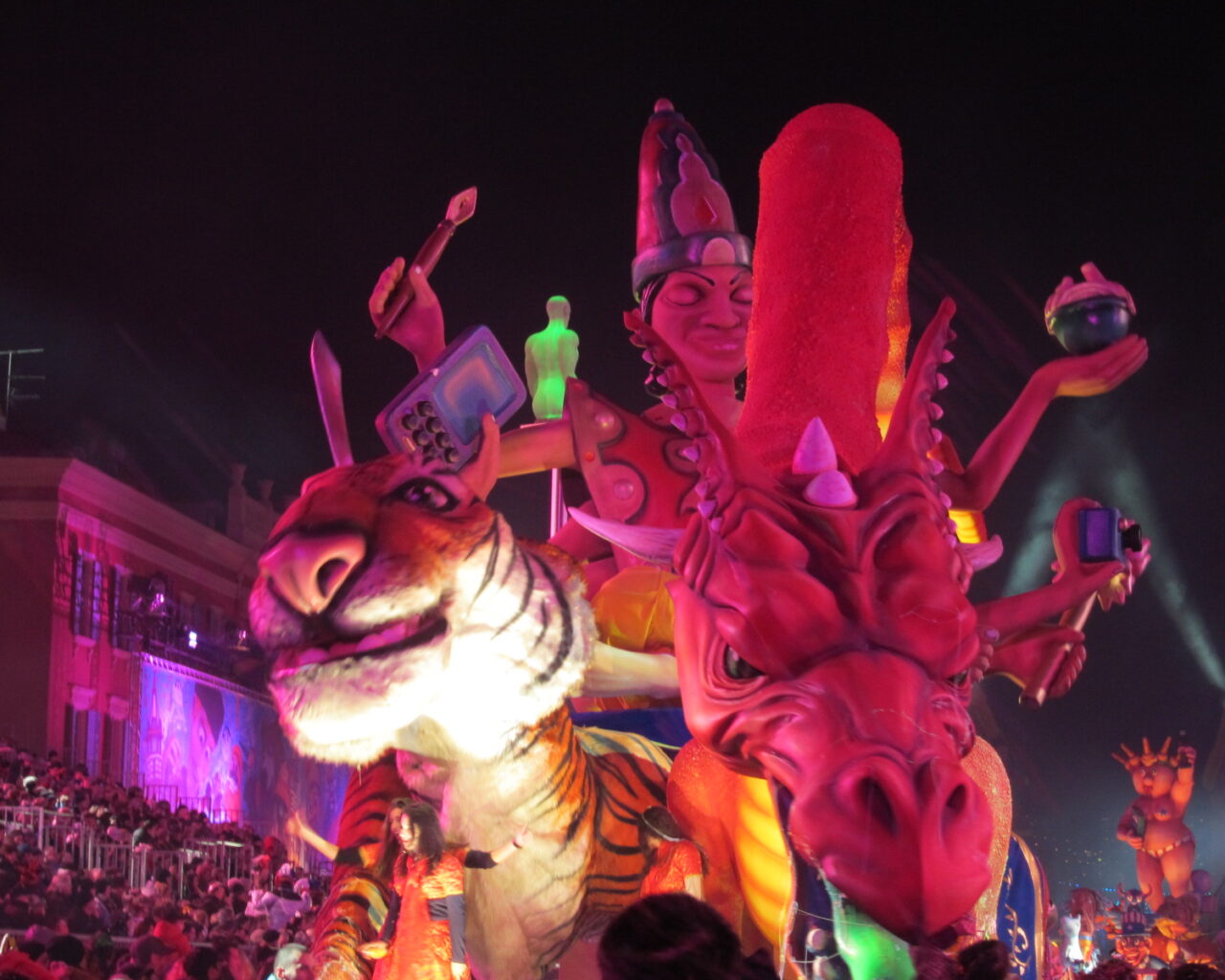 10 Le corso carnavalesque illuminé sur la place Masséna à Nice