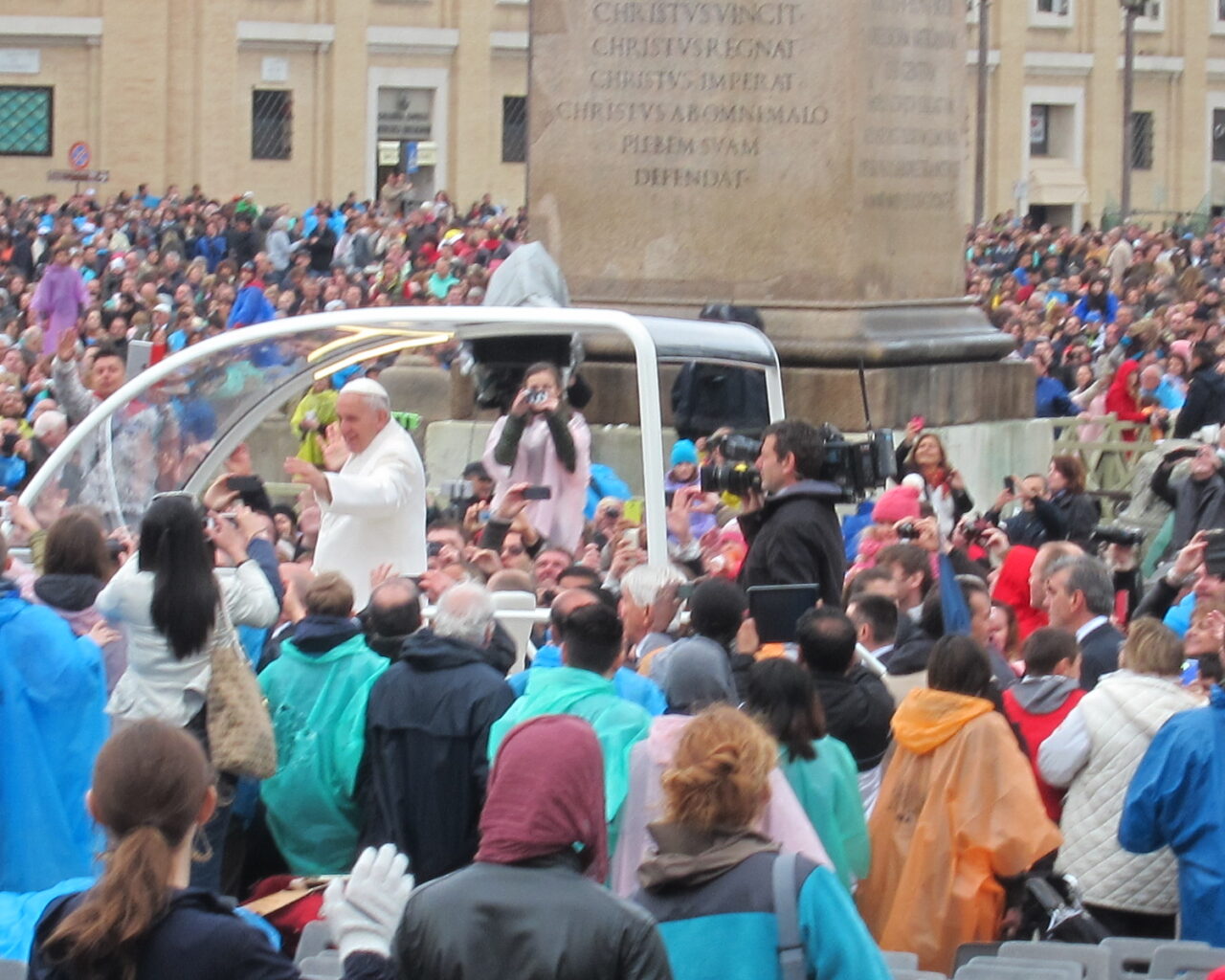 11 Le Pape François salue la foule depuis sa papamobile