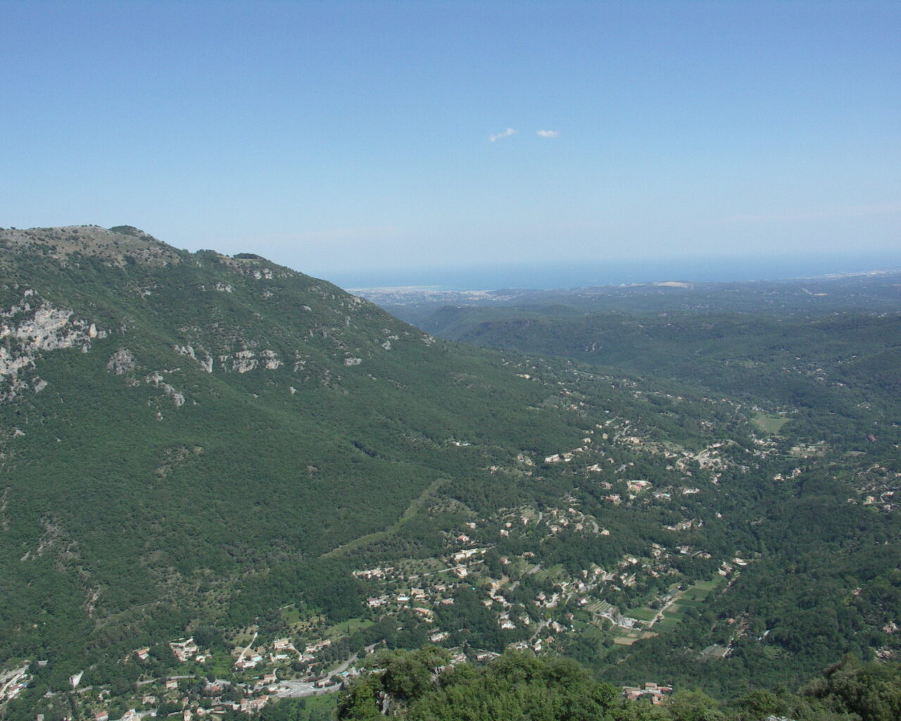 14 Dominant la vallée du Loup sur son socle rocheux Gourdon offre une des vue les plus belles de la Côte d'Azur