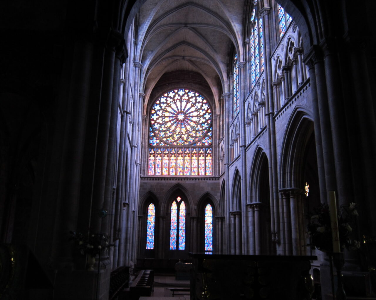 14 Intérieur de la cathédrale avec la rosace, vitraux de Jean Le Moal