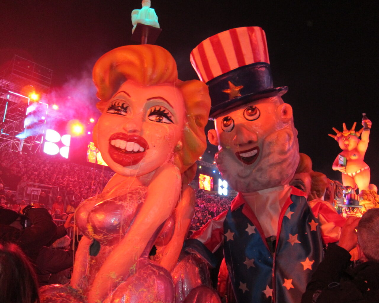 15 Le corso carnavalesque illuminé sur la place Masséna à Nice