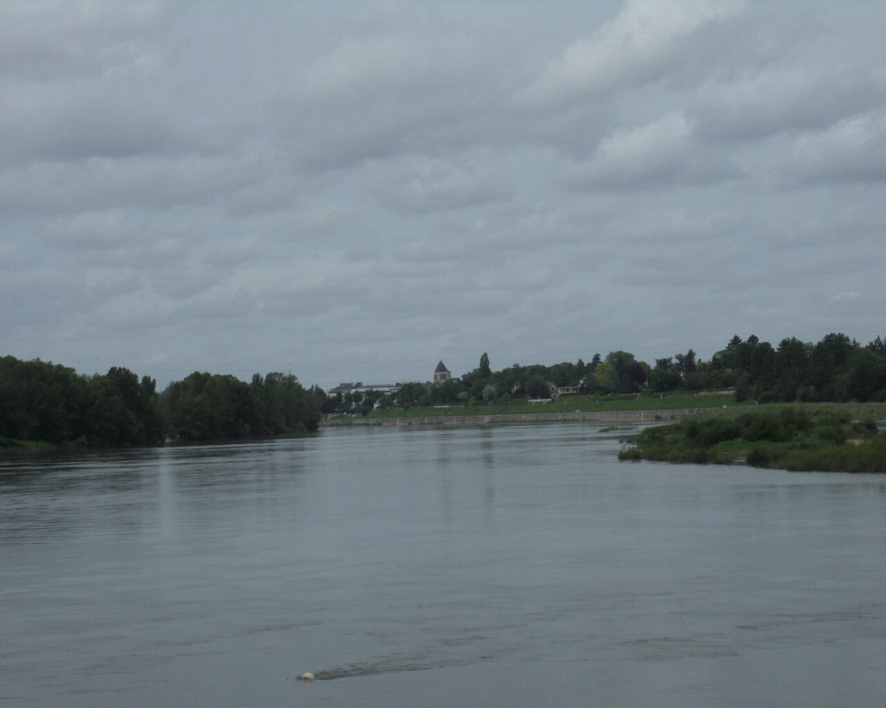 17 La Loire. Dernier grand fleuve sauvage d'Europe, capricieuse ou paisible, elle irrigue le coeur du Loiret de ses courbes