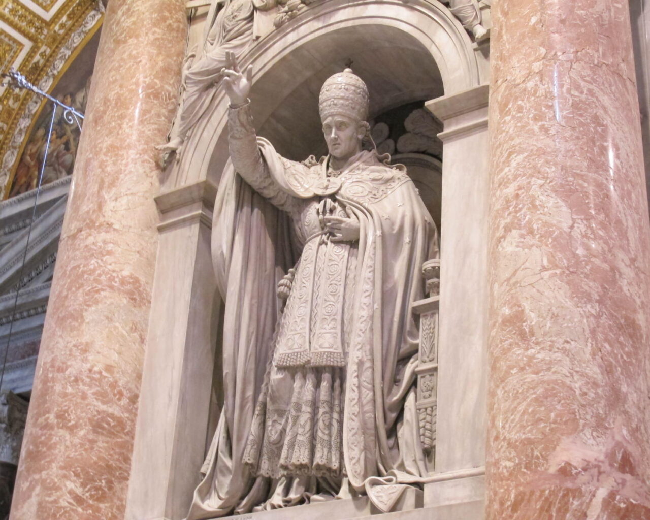 18 La statue d’un Pape dans la basilique