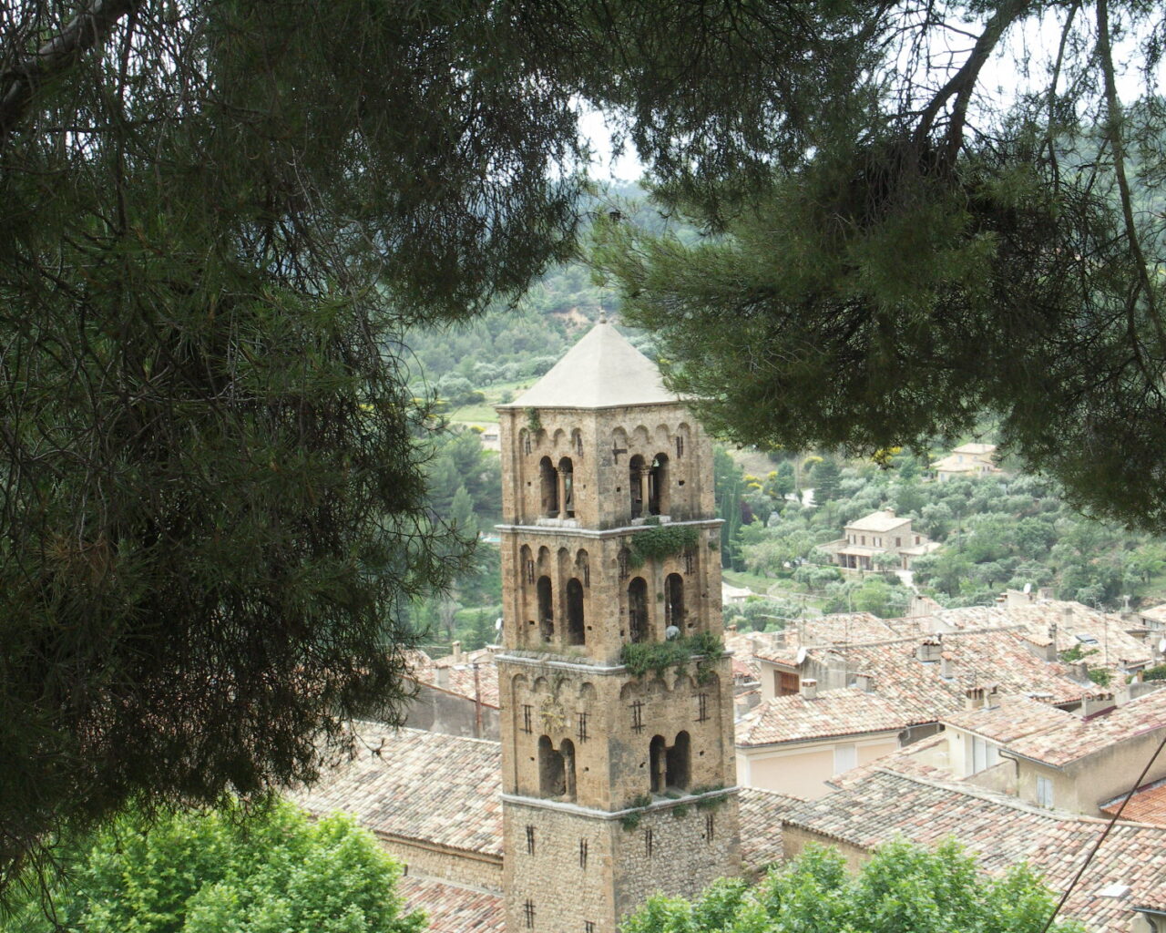 26 Haut clocher roman, égayé de trois étages de baies geminées d'inspiration lombarde