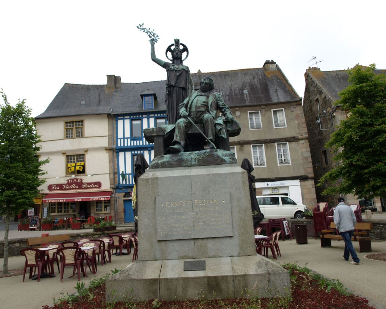26 La statue d'Ernest Renan, place du Martray