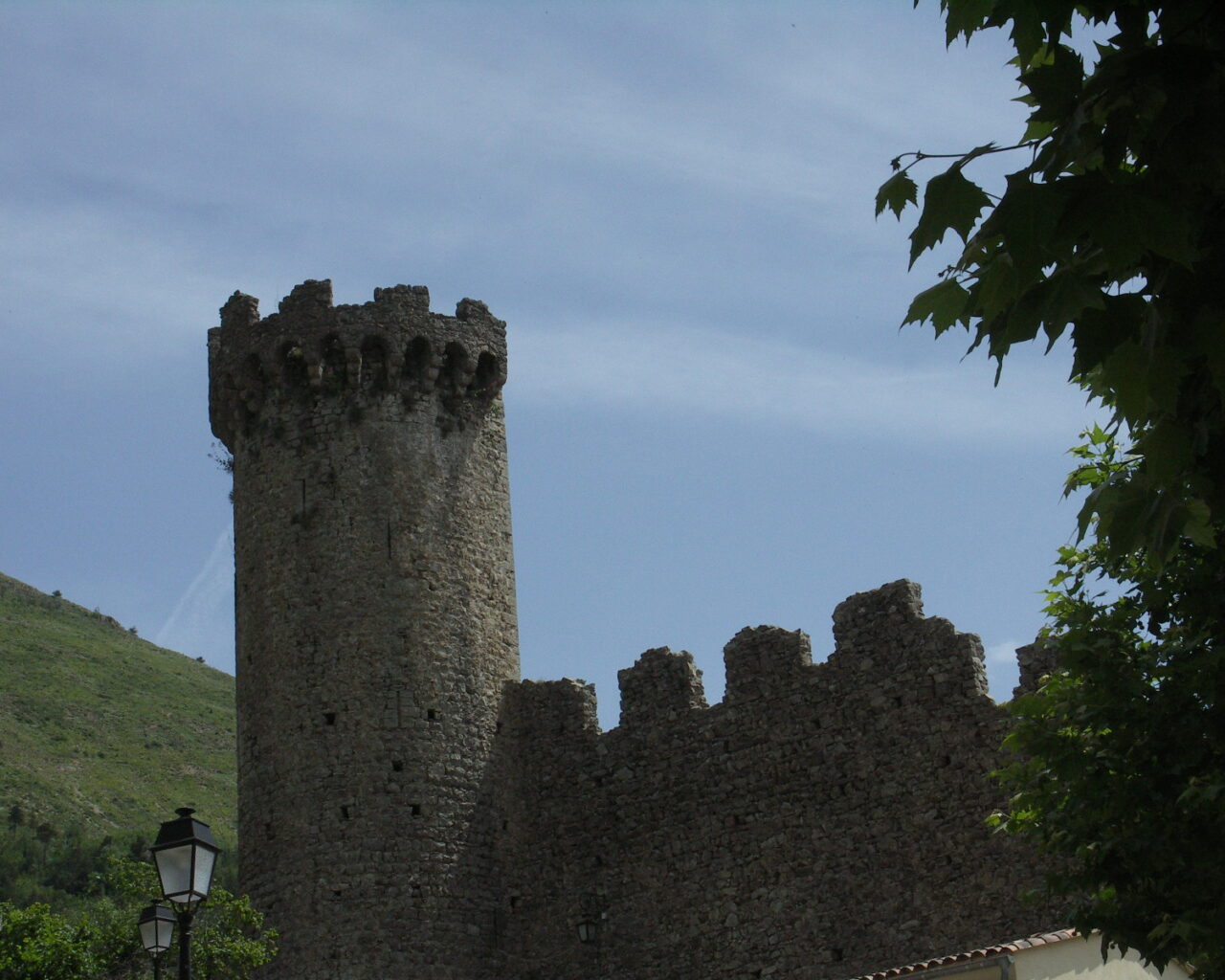 26 La tour médiévale entourée de remparts