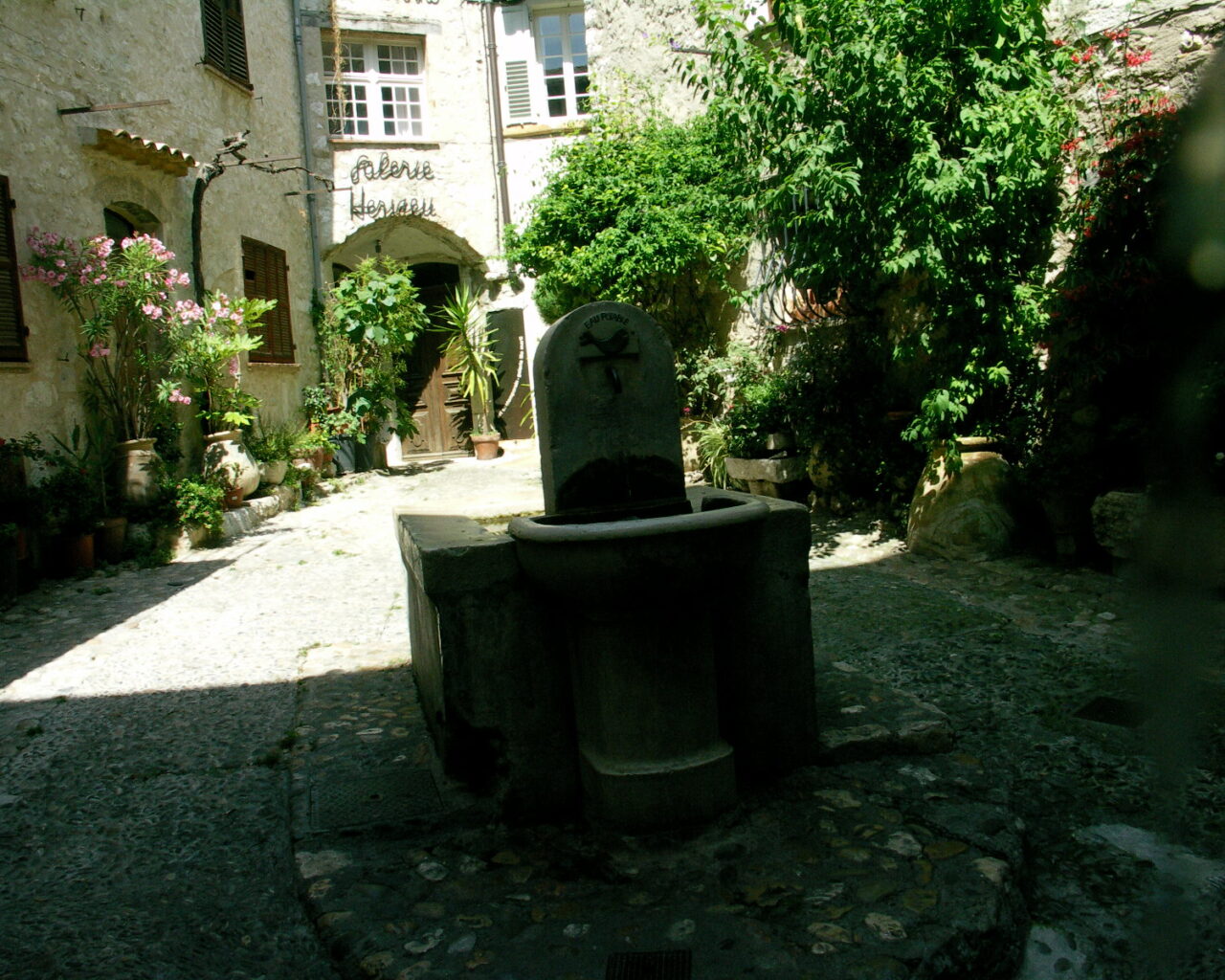 26 Petite fontaine au milieu du village