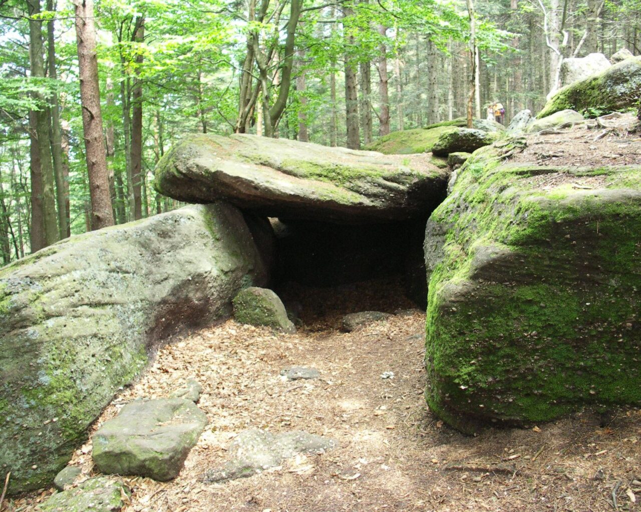 27 La grotte des Druides, un toit rocheux recouvre la tombe préhistorique