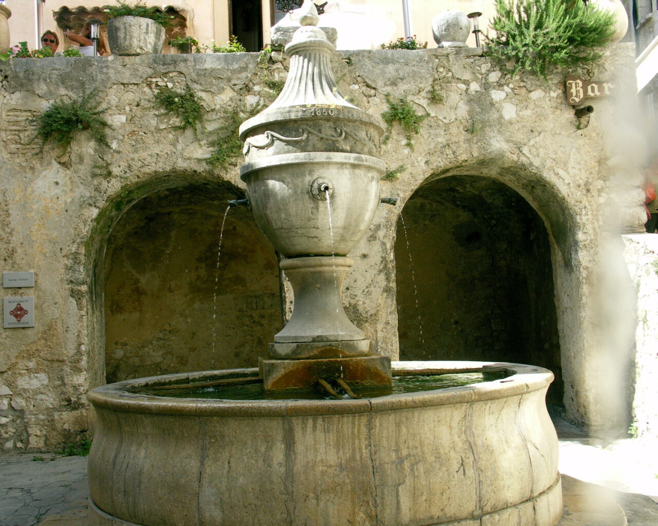 31 La fontaine avec son lavoir voûté